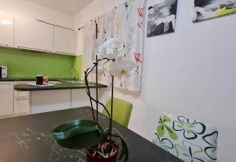 Luxury apartman Ani Sutivan Bra   s bazenom i jacuzzijem has rooms with a private hot tub