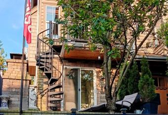 The Queen Of East Queen Annne has Balcony rooms