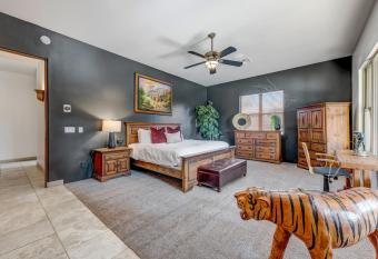 A Family Favorite! 7,500 SF Courtyard Resort! Heated Pool, Hot Tub has rooms with a private hot tub