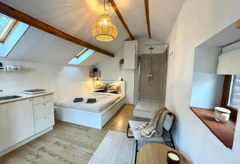 Four    pain allows 18 year olds to book a room