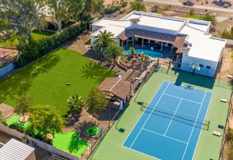 Casa Palacio - Tennis Court, Heated Pool, Water Slide, Putting Green and Privacy has rooms with a private hot tub