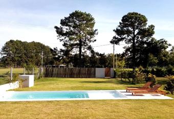 Casa de verano en Arroyo Leyes allows 18 year olds to book a room