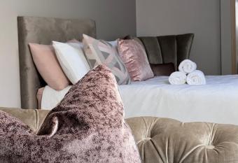 Sarique   s cozy place allows 18 year olds to book a room