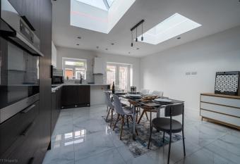 Modern 5 bed home in Ealing, free driveway parking, sleeps 8 allows 18 year olds to book a room