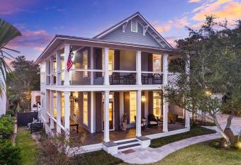 Villa Rose has rooms with a private hot tub