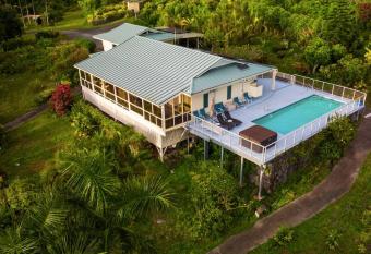 Private Pool & Spa-Beautiful Oceanview Home has rooms with a private hot tub