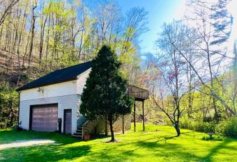 The Bear   s Den has Balcony rooms
