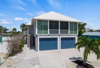 Gorgeous Apartment on Mango St Steps to Beach allows 18 year olds to book a room