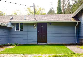 Cozy cottage near Hoodsport 2Bed 1Bath Duplex A has Balcony rooms