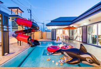 Pun 2 has rooms with a private hot tub