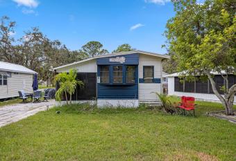 The Blue Bungalow has Balcony rooms