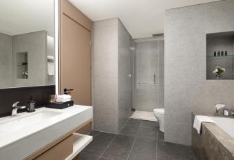 Somerset Chayuan Chongqing has rooms with a private hot tub