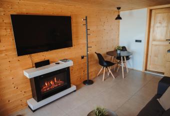Med smrekami - Studio apartment with Chalet, Sauna and Jacuzzi has rooms with a private hot tub