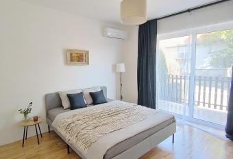 Maison has Balcony rooms