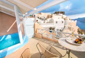 Kastro Oia Houses has rooms with a private hot tub