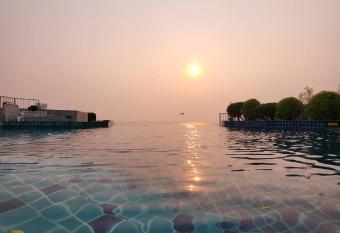 The patio condo Bang saen has Balcony rooms