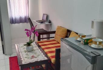 Apartemen 32 m2 dengan 2 kamar tidur dan 1 kamar mandi pribadi di Gresik has Balcony rooms