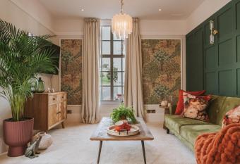 Luxury, Castle View Apartment! Free Spa , Windsor Town Centre allows 18 year olds to book a room