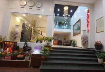H    ng Giang Hotel allows 18 year olds to book a room