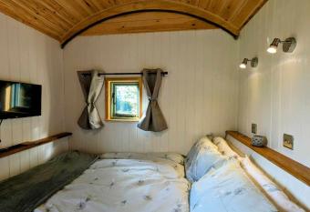 Luxury shepherd hut, hot tub, firepit and views allows 18 year olds to book a room