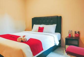 RedDoorz Syariah near Lippo Plaza Sidoarjo allows 18 year olds to book a room