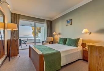 Cunda Hotel has rooms with a private hot tub