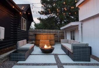 The Yellow Door Denver - Mid Century Design, Game Room, and Wood Spa - Near Downtown Denver has rooms with a private hot tub