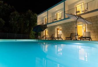 Villa s velikim vrtom i bazenom has Balcony rooms