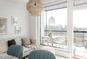 Valoisa pikkukaksio Golf-kent  n ja j  rven vieress   has Balcony rooms