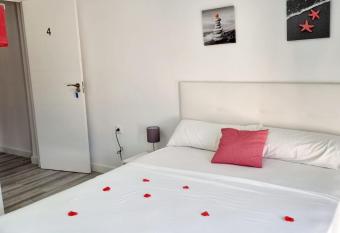Apartamentos T5 Valencia has Balcony rooms