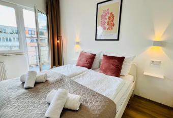 Zentral gelegenes und stilvoll m  bliertes Apartment in Duisburg Nur 5 Minuten vom Hbf und City, ideal f  r Pendler und Messebesucher has Balcony rooms