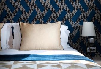 Hotel de Seze has rooms with a private hot tub