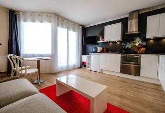 Lumineux studio neuf avec balcon et parking has Balcony rooms