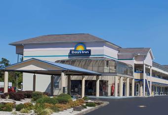 Days Inn by Wyndham Greeneville has Smoking rooms