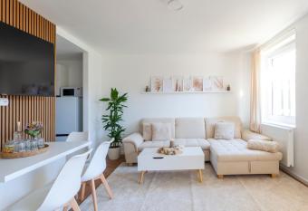 Fabulous 2 Room City Apartment - 60 qm - Contactless Check-in has Balcony rooms