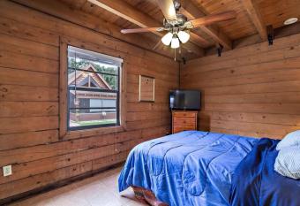 Waterfront Cabin at Lake Okeechobee has Balcony rooms