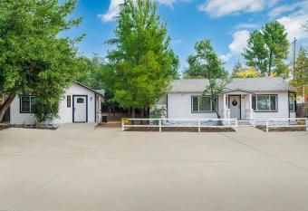 Entire 2 Bedroom Pet Friendly Cottage Home has Balcony rooms