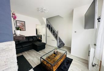 Cosy house with floating beds in Belfast has Balcony rooms