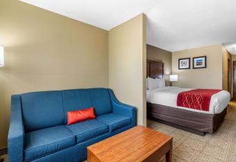 Comfort Inn & Suites has rooms with a private hot tub