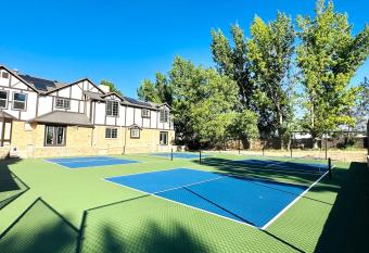 25 Min to World-Class Ski Resorts, Swimspa, Pickleball, Orchard Villa has Balcony rooms