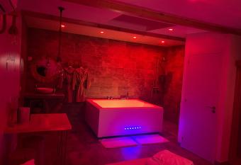 La Dream Night has rooms with a private hot tub