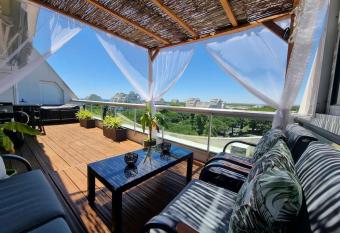 Appartement    la Grande Motte has rooms with a private hot tub