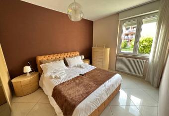 Chic house near the Lake allows 18 year olds to book a room