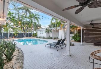 Walk to Las Olas Banyan Room Palm Paradise Inn allows 18 year olds to book a room