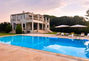 Villa Astoria has Balcony rooms