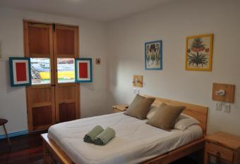 Bidea Backpackers Hostel has Balcony rooms