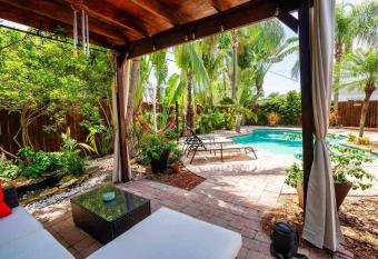 Tropical Paradise has rooms with a private hot tub