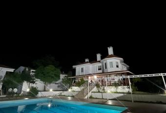 Farm Villa in Tekirdag has rooms with a private hot tub