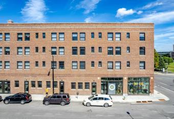 Charming 1Bed Studio in Vibrant Downtown DSM allows 18 year olds to book a room