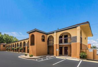 Econo Lodge has Smoking rooms